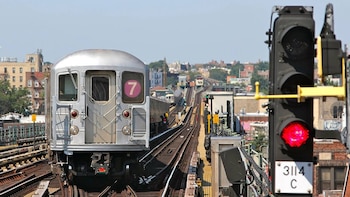 Un hombre murió atropellado por un tren en la línea 7 del metro de Nueva York