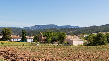 El pequeño pueblo manchego que es el más envejecido de España y tiene una bonita iglesia de estilo románico