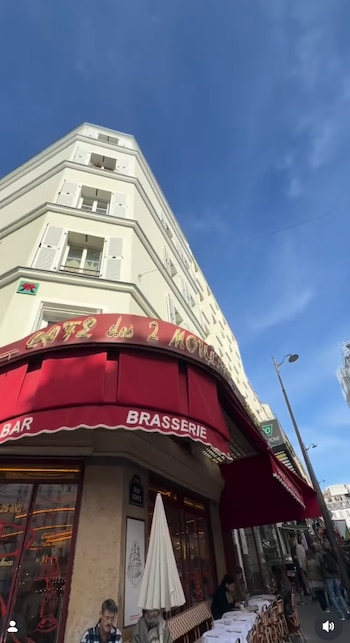 Ángel de Brito visitó el icónico bar de Montmartre que aparece en la película "Amelie"