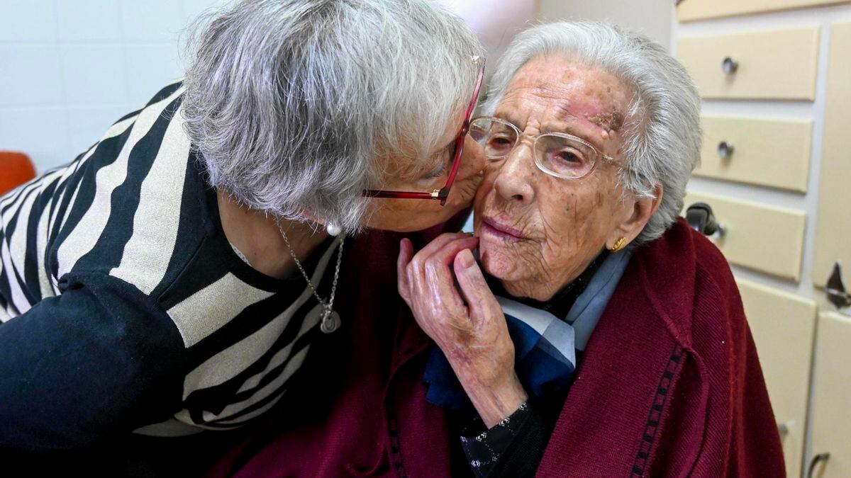 La leonesa Teresa Fernández de 112 años ya es la persona más longeva de España: “Todos los días se toma una copa de vino”