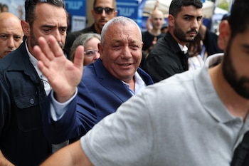 Los mercados de predicción y la cotización del shekel anticiparon una victoria de Gadi Eisenkot antes del giro en el conteo oficial. (EFE/EPA/ATEF SAFADI)