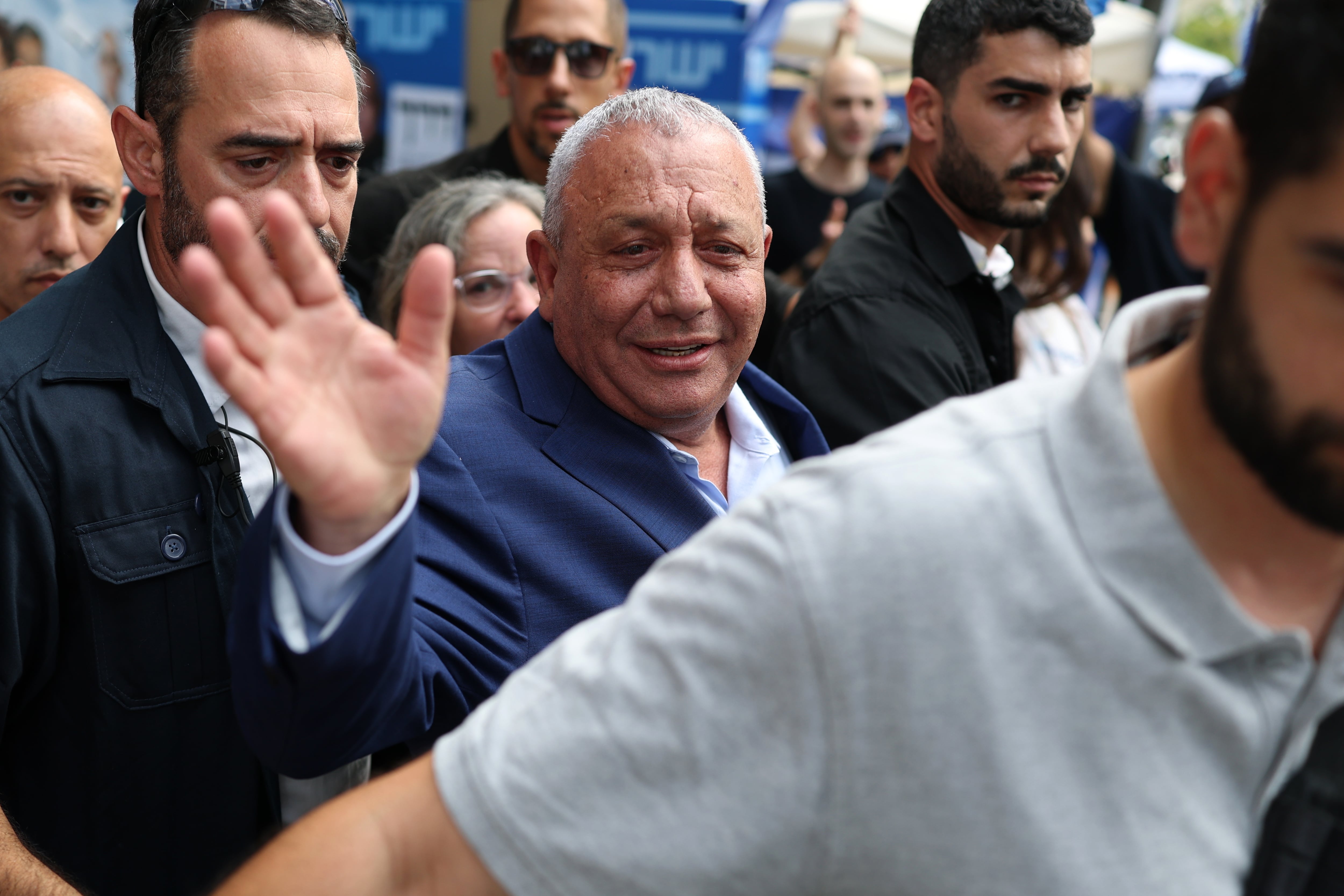 Los mercados de predicción y la cotización del shekel anticiparon una victoria de Gadi Eisenkot antes del giro en el conteo oficial. (EFE/EPA/ATEF SAFADI)