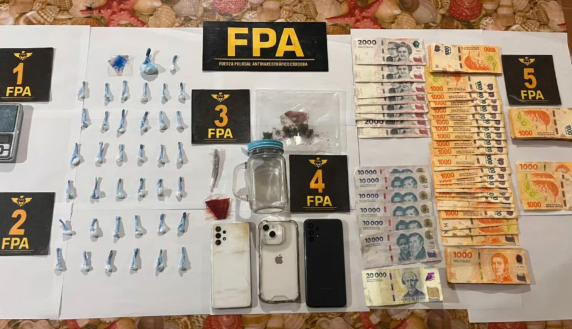 La Fuerza Policial Antinarcotráfico de Córdoba exhibe el material secuestrado a jóvenes detenidos por tráfico de drogas, incluyendo cocaína, cannabis, efectivo y teléfonos celulares (El Doce.tv)