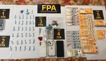 Disposición de evidencia incautada: múltiples dosis de droga en envoltorios, cannabis, fardos de billetes argentinos, balanza, un frasco y tres teléfonos