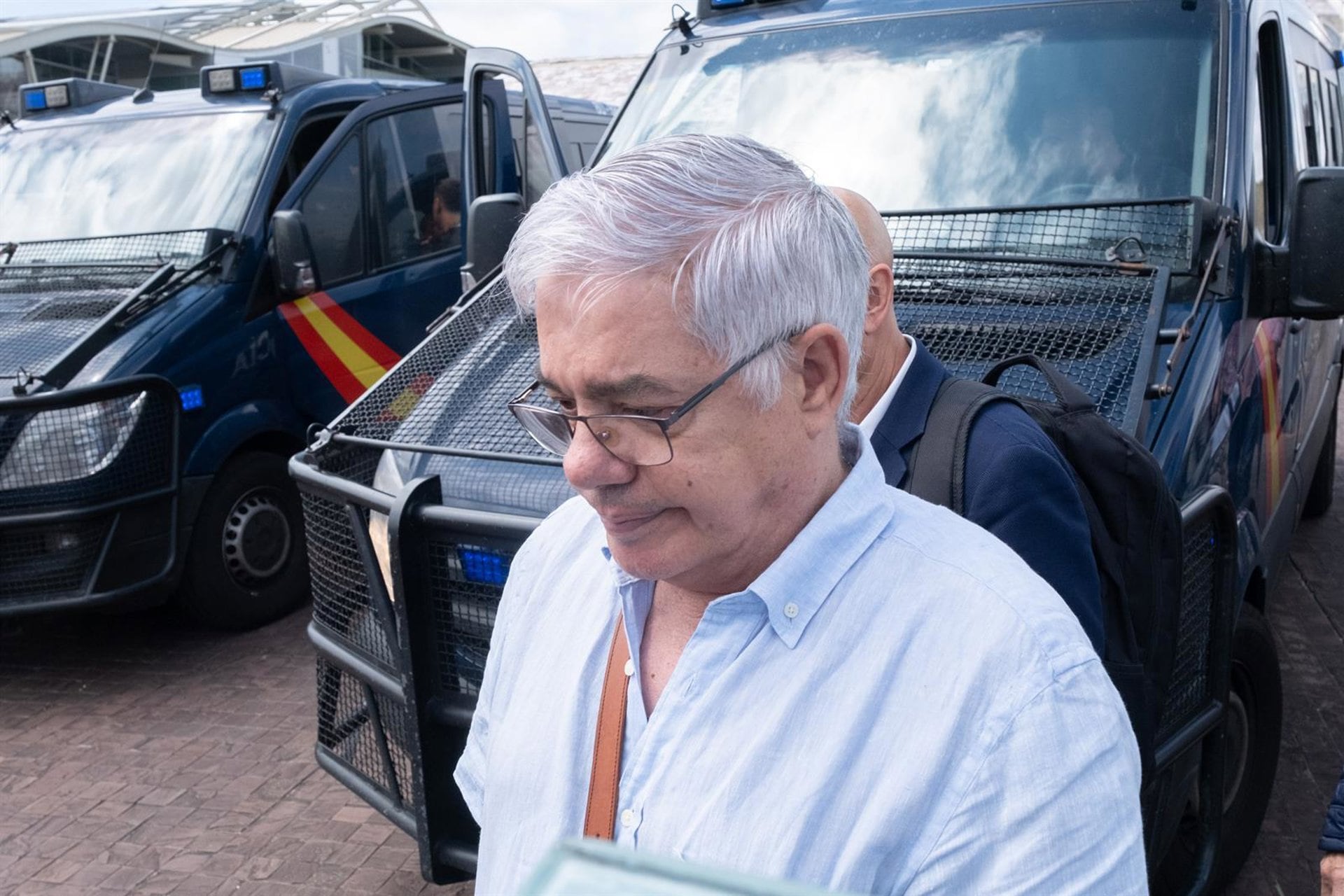 27/07/2023 El maquinista del tren Alvia accidentado en Angrois en 2013 que dejó 80 muertos, Francisco José Garzón, a su salida de la Cidade da Cultura, a 27 de julio de 2023, en Santiago de Compostela, A Coruña, Galicia (España). El proceso penal del siniestro ferroviario en el que perdieron la vida 80 personas y 145 resultaron heridas, hace ahora diez años, concluye estos días y mantiene sentados en el banquillo de los acusados al maquinista, Francisco Garzón, y al ex director de seguridad de Adif, Andrés Cortabitarte, quienes vuelven a coincidir y tienen derecho a la última palabra en la sesión de hoy, que pone fin a casi diez meses de juicio oral. Ambos están acusados de 80 homicidios y 145 delitos de lesiones por imprudencia profesional grave, por el análisis de riesgos el primero y la conducción el segundo.
POLITICA
César Arxina - Europa Press