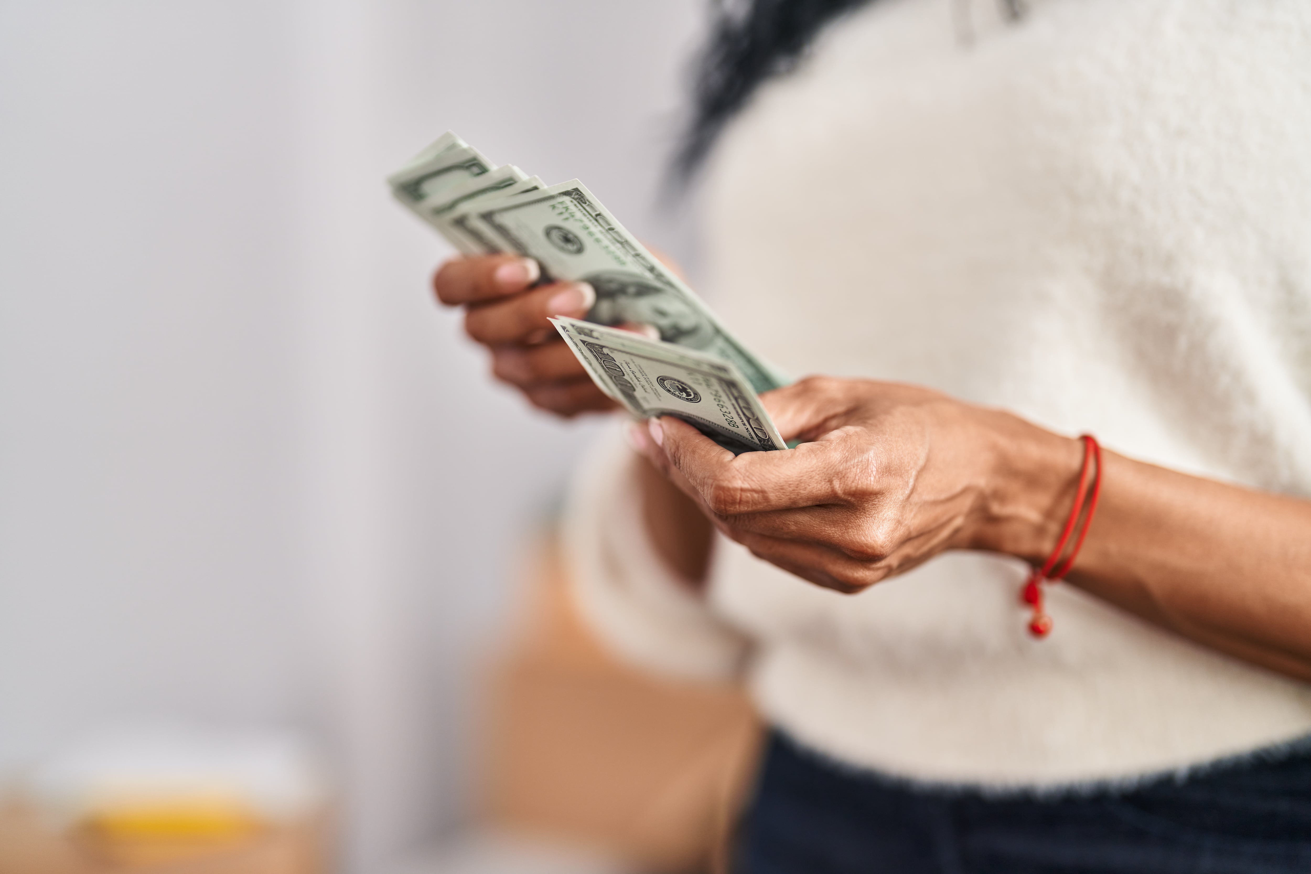 Cavallo propuso otorgarle al dólar el mismo estatus legal que el peso como condición para avanzar hacia la libre competencia de monedas. (Freepik)