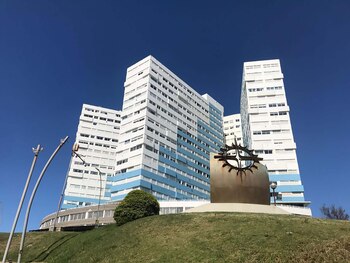 Tiene 3.600 ventanas que miran