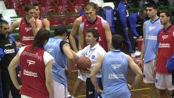 Rubén Magnano durante un entrenamiento de la selección argentina