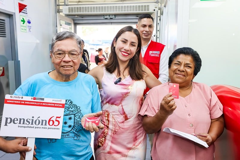 La ministra Lesly Shica acompaña los nuevos usuarios de Pensión 65 al recibir su primera subvención económica y tarjeta de débito del Banco de la Nación, impulsando su autonomía (MIDIS)