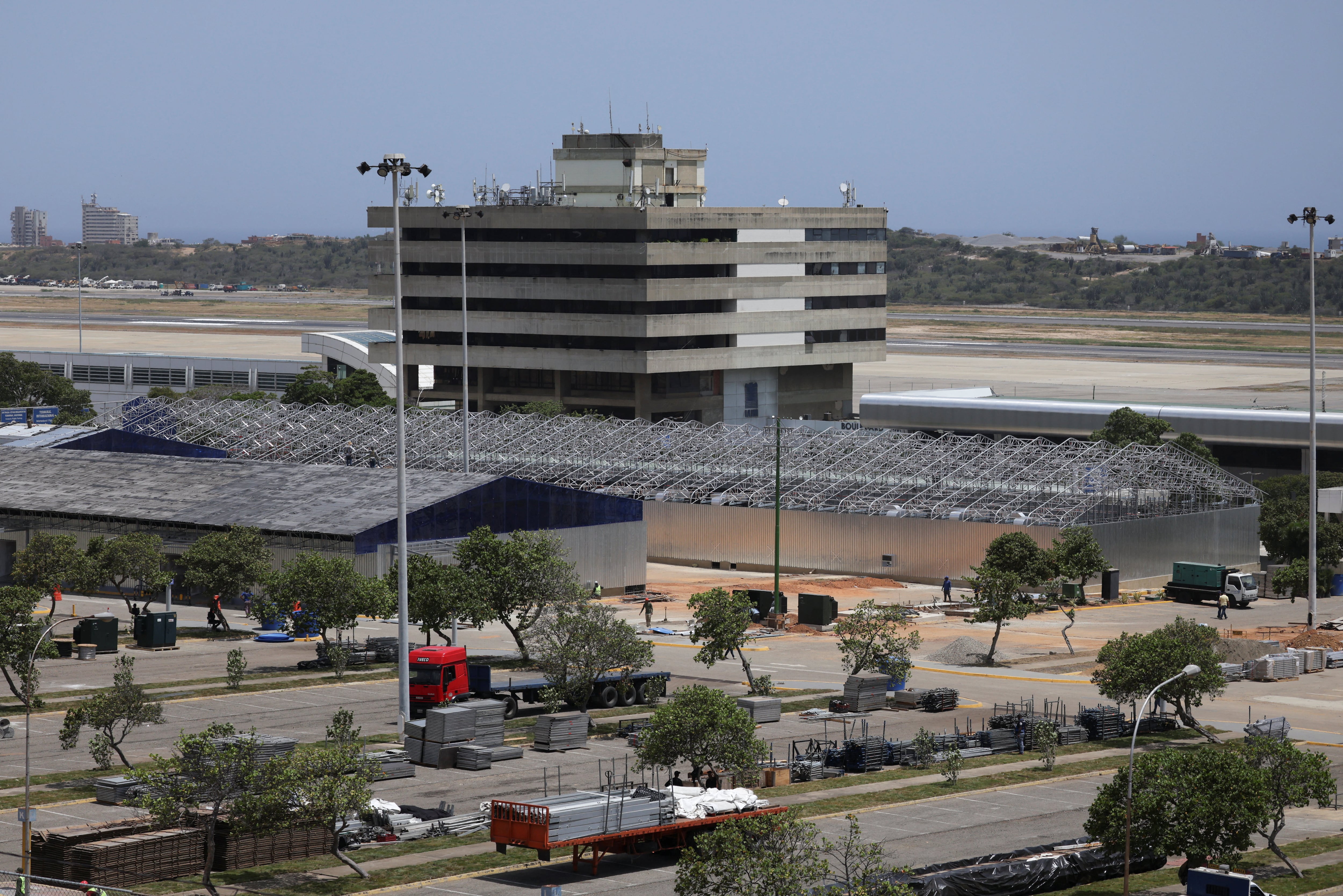 Las autoridades de Maiquetía pidieron llegar dos horas antes para vuelos nacionales y tres horas antes para vuelos internacionales, además de verificar con la aerolínea el aeropuerto de salida. (REUTERS/Leonardo Fernandez Viloria)