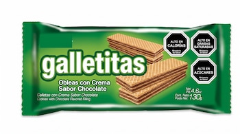 Paquete de galletitas obleas verdes con crema de chocolate apiladas. Contiene sellos negros de advertencia por alto contenido de calorías, grasas y azúcares.