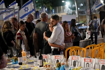 Una pareja israelí se abraza