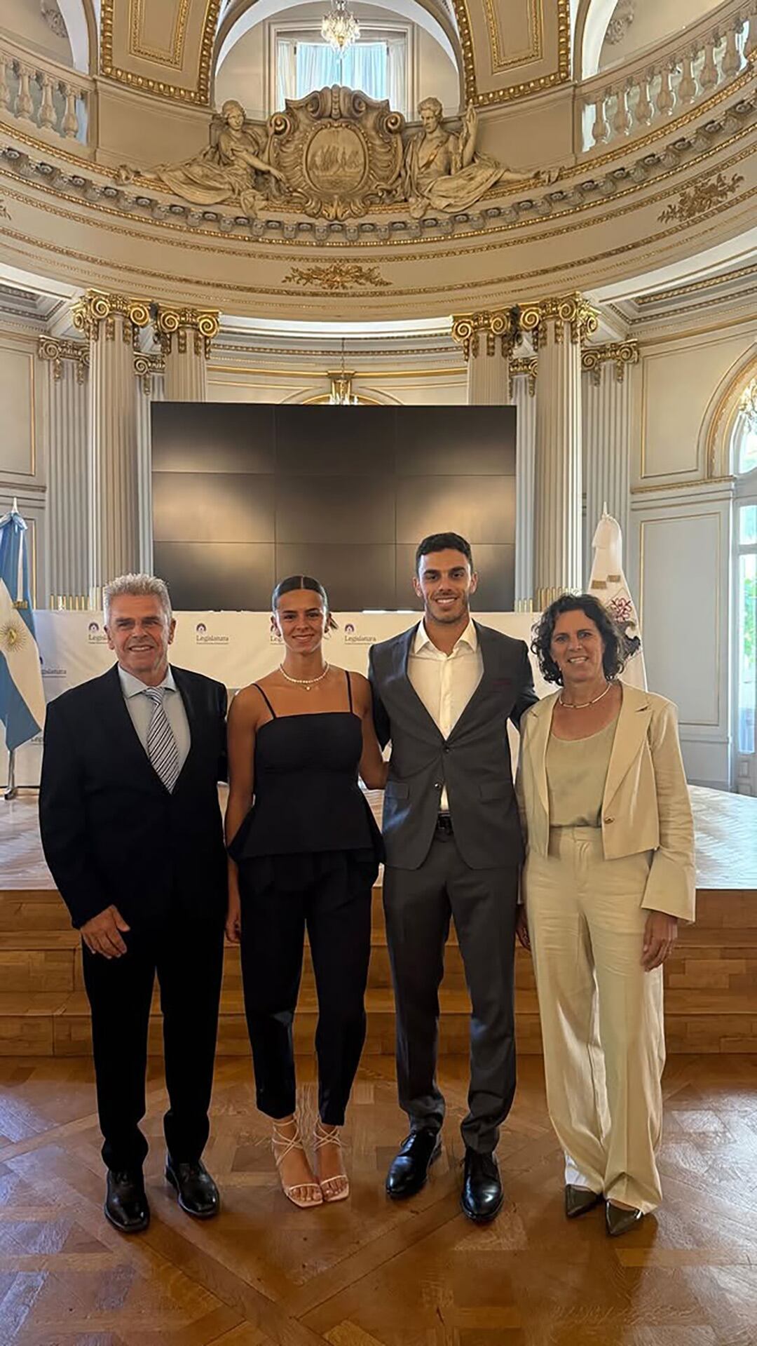 Francisco Cerúndolo junto a su familia en la Legislatura Porteña tras recibir el reconocimiento a Personalidad Destacada del Deporte (Instagram @francerundolo)