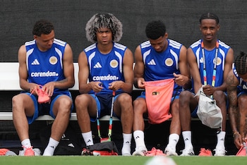 Tahith Chong (2do de izquierda a derecha) y sus compañeros de la selección de Curazao se preparan en Boca Ratón, Florida, el martes 9 de junio de 2026 para su debut en el Mundial (AP Foto/Rebecca Blackwell)