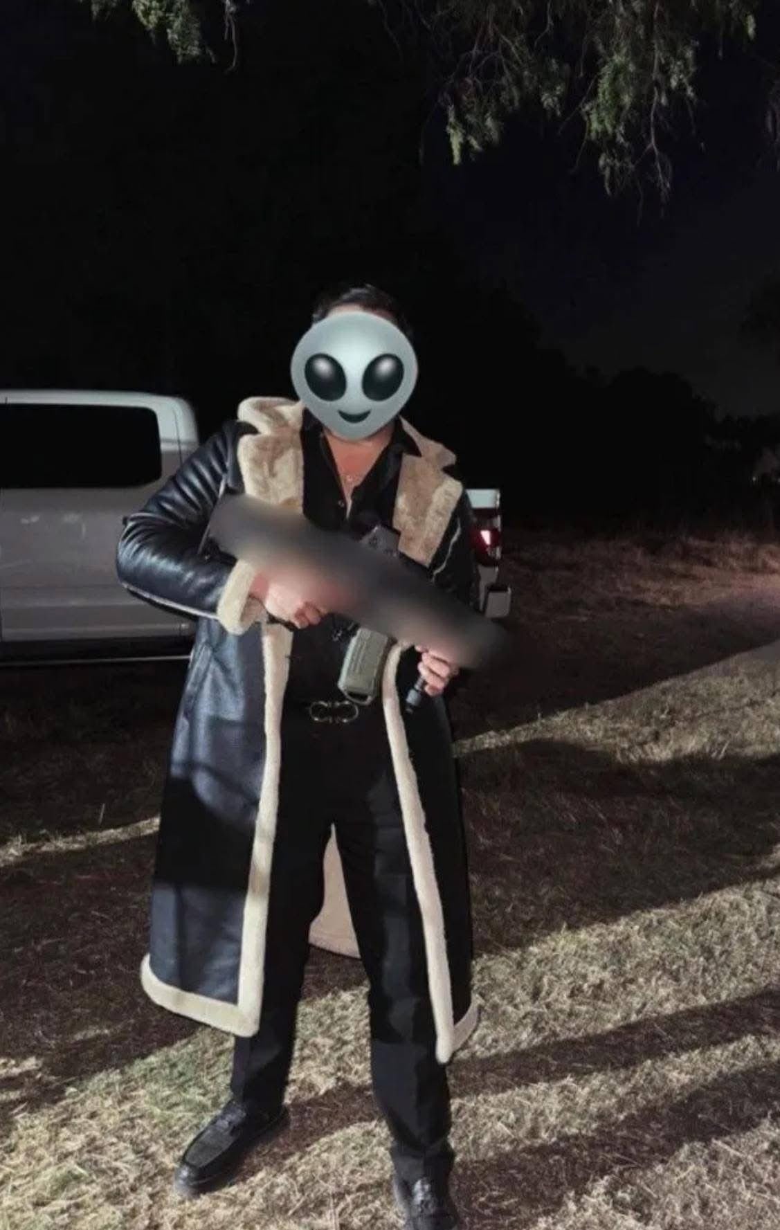 Jaime Lara, hijo de una regidora de Hidalgo, aparece en una fotografía portando lo que parece ser un arma de fuego, desatando una fuerte polémica. (José Díaz: X)