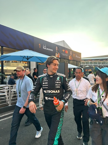 El británico usa su Nomex de la escudería Mercedes