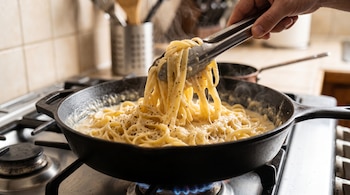 El secreto está en la integración: mezclar la pasta directamente en la sartén con la salsa a fuego bajo permite que cada hebra absorba todo el sabor y la cremosidad.