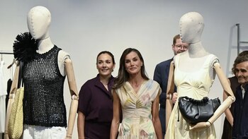 La reina Letizia visita las instalaciones de Adolfo Domínguez por el 50 aniversario de la firma: sorprende con un vestido de rebajas veraniego y estampado
