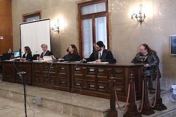 Los acusados por la muerta del bebé y sus abogados, al comienzo del juicio en la Audiencia Provincial de Baleares (Isaac Buj - Europa Press)