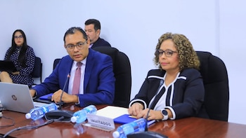 El Ministerio de Hacienda informó que la iniciativa de salud digital registra 1,5 millones de usuarios y atiende unas 18.000 llamadas diarias; el financiamiento aprobado apunta a extender cobertura gratuita, exámenes de laboratorio y dispensación de medicamentos (Foto cortesía diputada D. González)