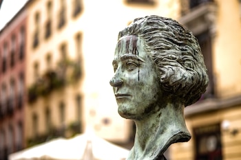 Busto vandalizado de Clara Campoamor