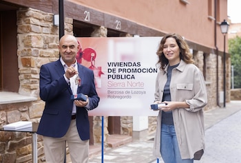 Ayuso, entregando viviendas de promoción