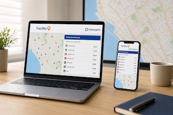 Una computadora portátil y un teléfono celular sobre una mesa muestran la interfaz de Facilito de Osinergmin con precios y un mapa.