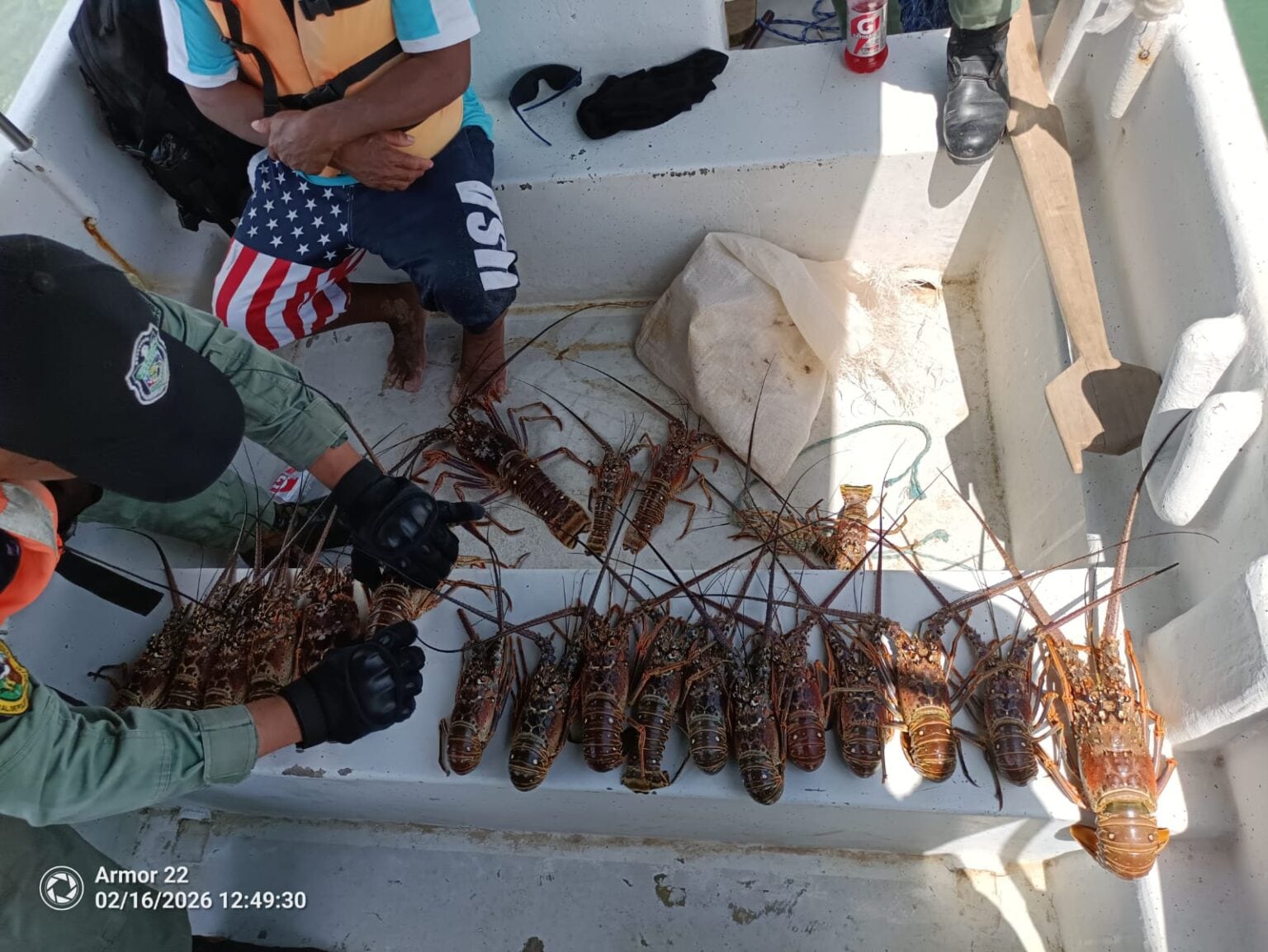 Autoridades de pesca y vigilancia marítima realizan operativos en costas y puntos de comercialización para verificar el cumplimiento de la veda, con inspecciones a embarcaciones, centros de acopio y restaurantes durante el periodo comprendido entre el 1 de marzo y el 30 de junio. Cortesía MiAmbiente