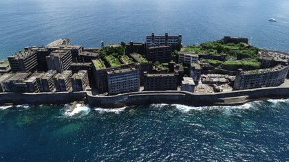 Cómo es la isla con forma de barco acorazado que se ubica cerca de Japón