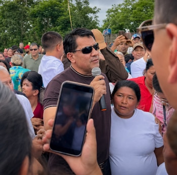 El exalcalde de El Paraíso dirigió un discurso de agradecimiento a las personas que acudieron a recibirlo. (Foto: Cortesía)
