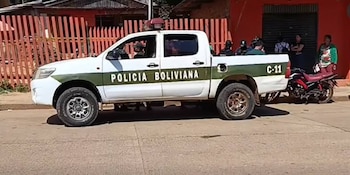 Un vehículo de la Fuerza Especial de Lucha Contra el Crimen (Felcc) de Bolivia.