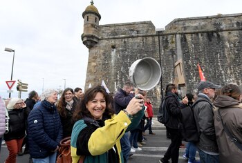 Un manifestante golpea una sartén