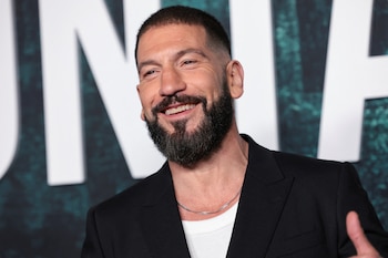 Bernthal debutó en Broadway con Dog Day Afternoon en 2026 y vinculó sus desafíos personales con su búsqueda de autenticidad como actor (REUTERS)