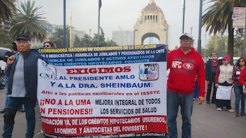 Maestros y jubilados de la CNTE realizan una megamarcha hacia la SEP