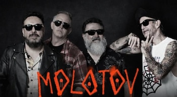Cuatro hombres con gafas de sol posan en una foto en blanco y negro con el texto Molotov escrito en color rojo sobre la imagen