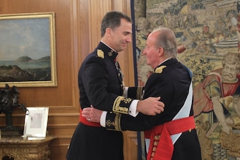 El rey Juan Carlos y Felipe VI el día de su coronación, 2014. (CASA DE S.M. EL REY).