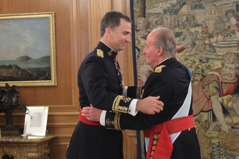El rey Juan Carlos y Felipe VI el día de su coronación, 2014. (CASA DE S.M. EL REY).