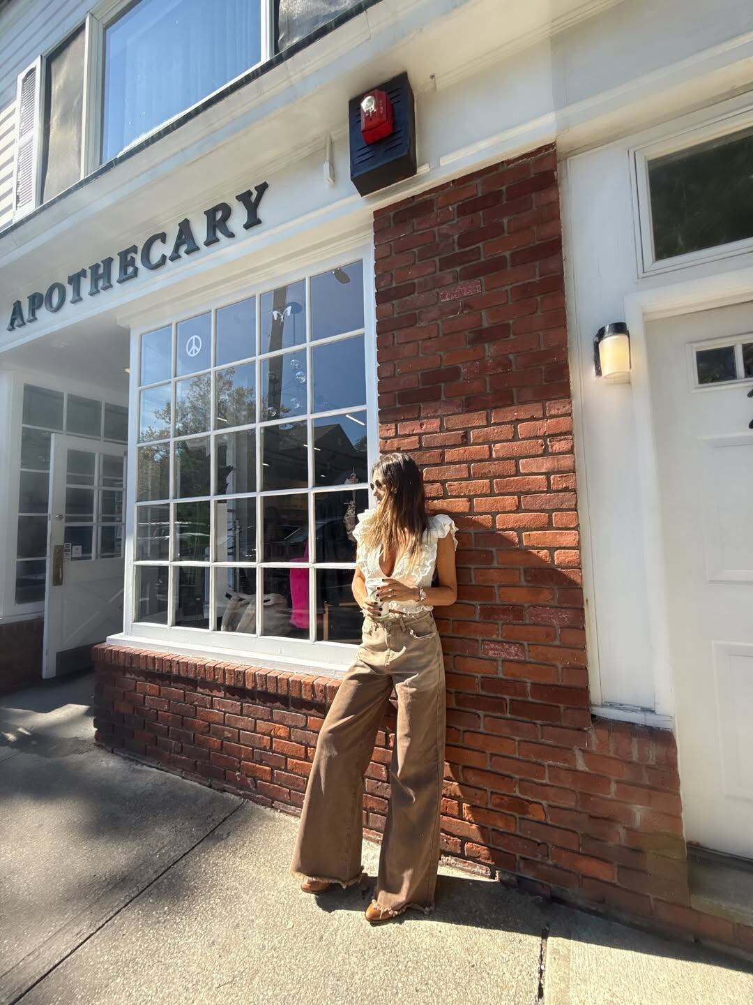 La modelo eligió un pantalón en color marrón oversize y una camisa blanca escote en V