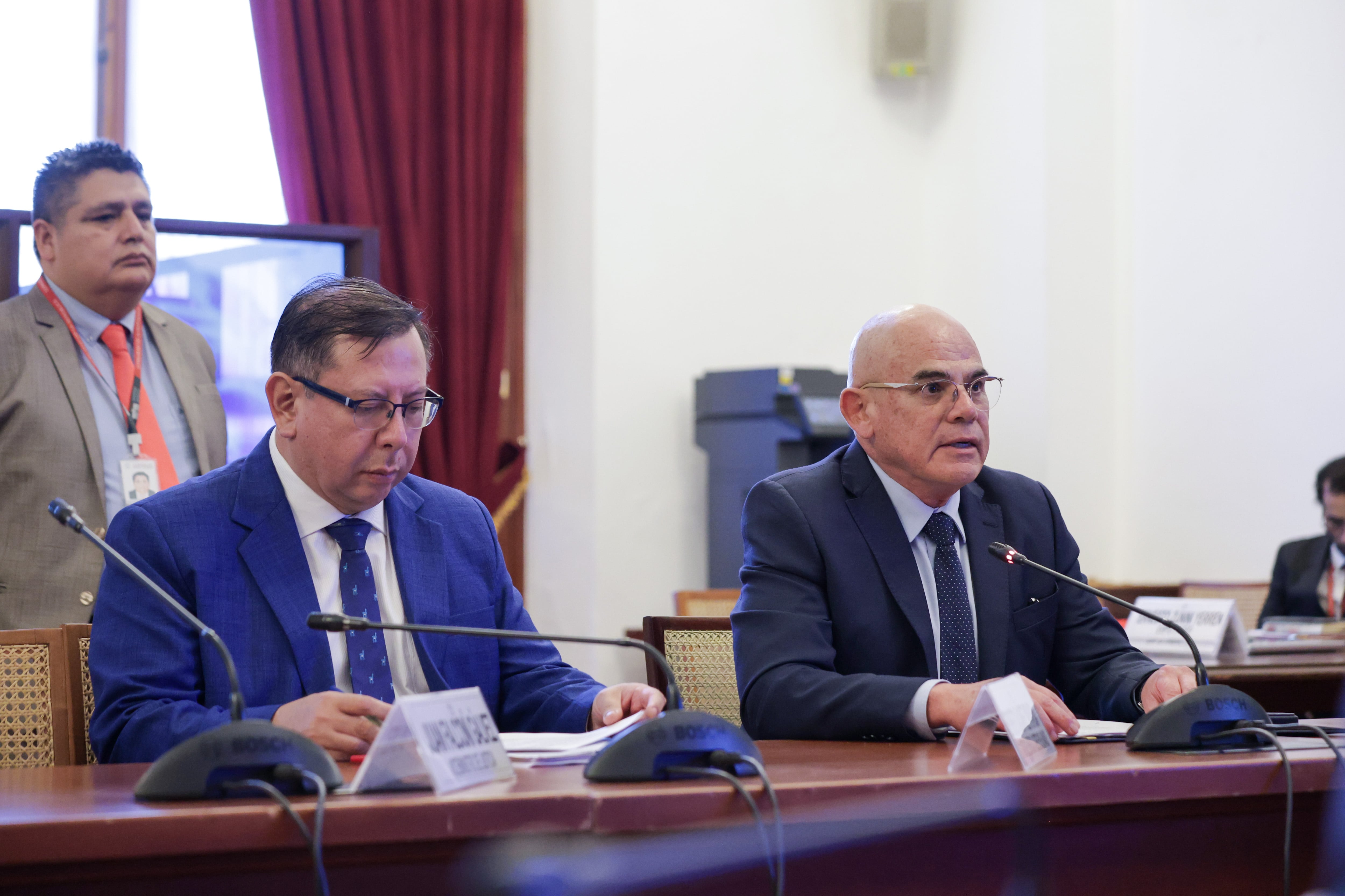 El ministro comparó estas conductas con pasarse una luz roja de madrugada, al explicar que algunas personas consideran que pueden incumplir determinadas normas cuando creen que no serán sancionadas
