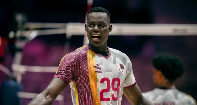El jugador qatarí de vóley Mubarak Musa, de 13 años, con la camiseta número 29 de Qatar