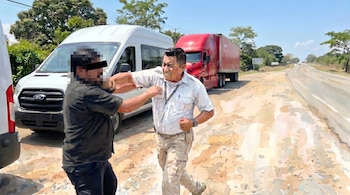 El INM informó que el agente, identificado como Melvin "N", fue cesado de su cargo luego de la agresión. (Imagen ilustrativa generada con IA | Infobae México)