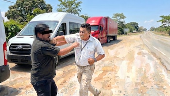 INM cesa a agente captado golpeando a dos automovilistas en carretera de Chiapas
