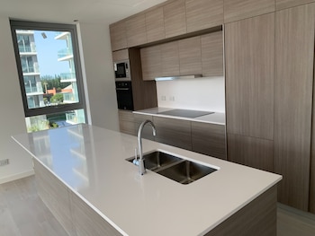 Una cocina con porcelanatos símil