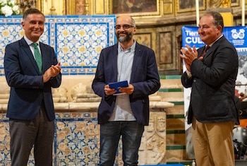 23/06/2026 El presidente de la Diputación de Huelva, David Toscano, y el presidente de la Fundación Zenobia-Juan Ramón Jiménez y alcalde del municipio, Gustavo Cuéllar, en la entrega del Premio Iberoamericano de Poesía Juan Ramón Jiménez.
POLITICA
DIPUTACIÓN DE HUELVA