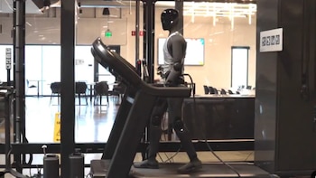 Nueve días caminando sin parar: así fue la prueba extrema de un robot humanoide para demostrar su resistencia
