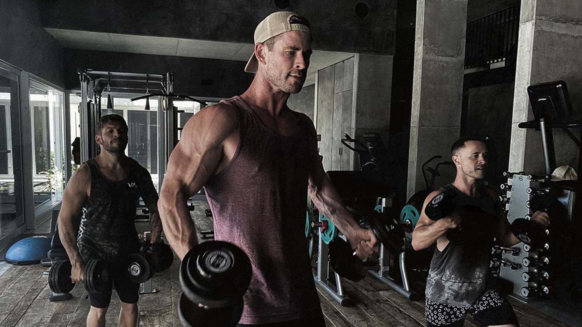 El actor australiano combina el boxeo con su tradicional entrenamiento de fuerza para intensificar su acondicionamiento físico (@chrishemsworth)