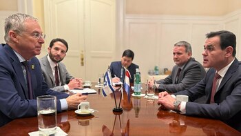 El canciller Rubén Ramírez durante su encuentro con Michael Herzog, embajador de Israel en Estados Unidos