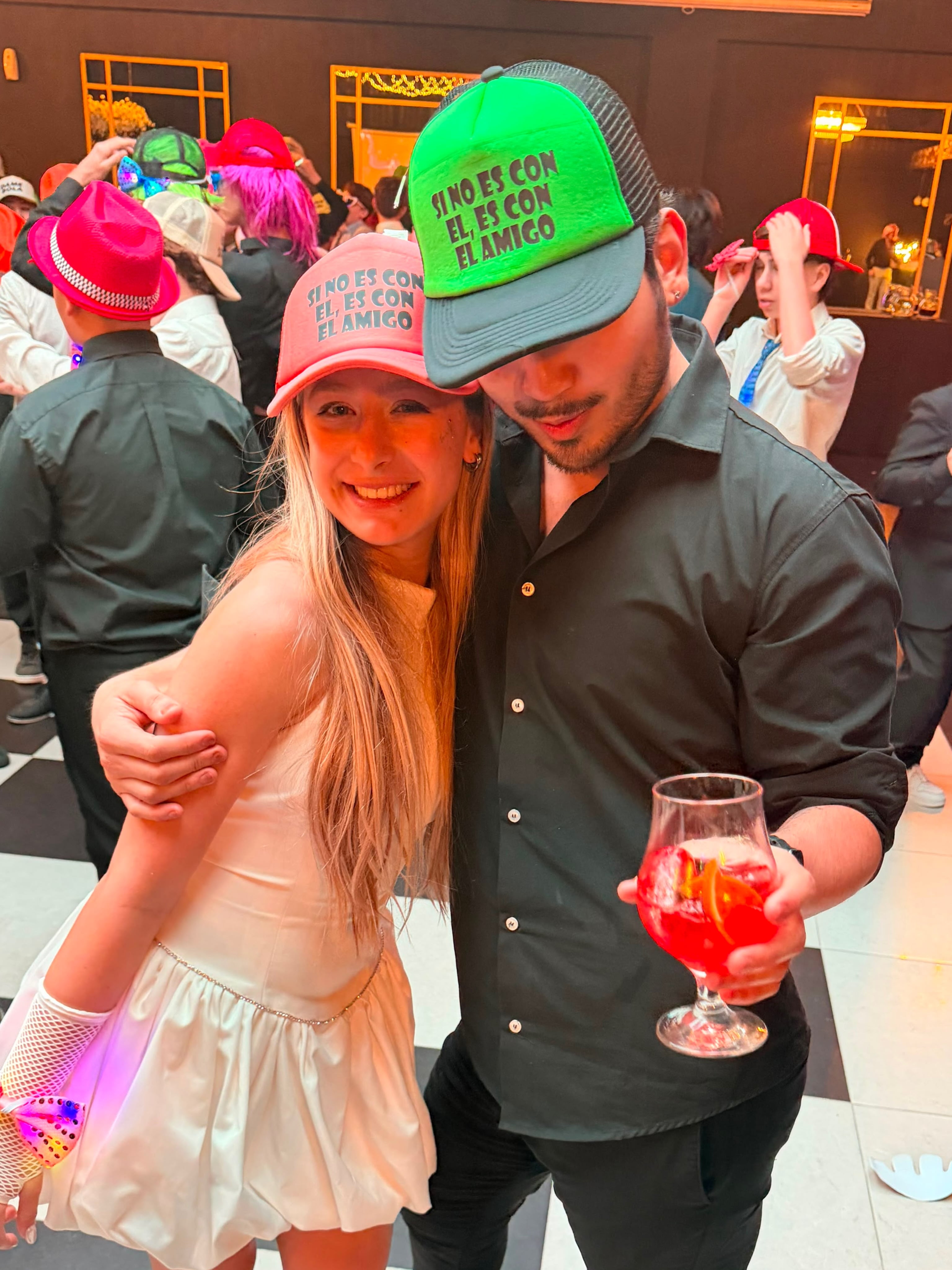 Las gorras con leyendas fueron el accesorio de la noche para la quinceañera y sus acompañantes