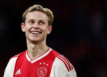 Él es Frankie De Jong, el mediocampista holandés que afirmó que la Selección Colombia puede avanzar a una gran instancia en la Copa del Mundo 2026, tiene la camiseta de Ajax, club donde debutó en el fútbol profesional - crédito Reuters