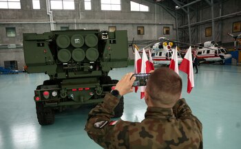 Un soldado polaco toma una